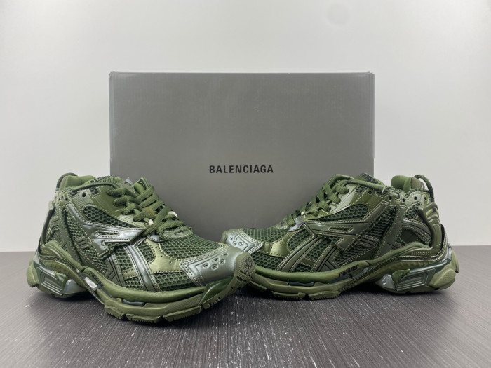 BLCG RUNNER SNEAKER 677402 W1RN3 2025