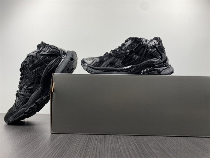 BLCG RUNNER SNEAKER 677403 W3RA9 1000