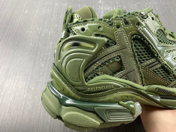 BLCG RUNNER SNEAKER 677402 W1RN3 2025