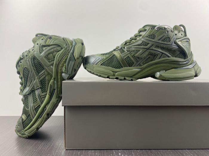 BLCG RUNNER SNEAKER 677402 W1RN3 2025
