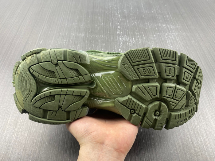 BLCG RUNNER SNEAKER 677402 W1RN3 2025