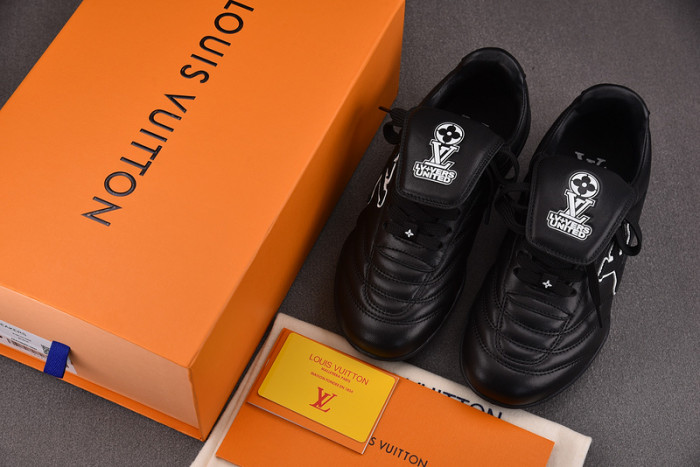 Lou1su1tt Footprint Soccer Black White